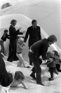 Prins Claus met Willem-Alexander op het springkussen, Bestanddeelnr 925-6375