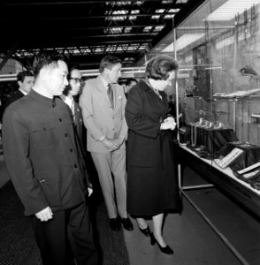 Prinses Beatrix en Prins Claus maken een wandeling over de tentoonstelling, Bestanddeelnr 929-1378