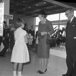 Prinses Beatrix krijgt bloemen aangeboden, Bestanddeelnr 918-2818