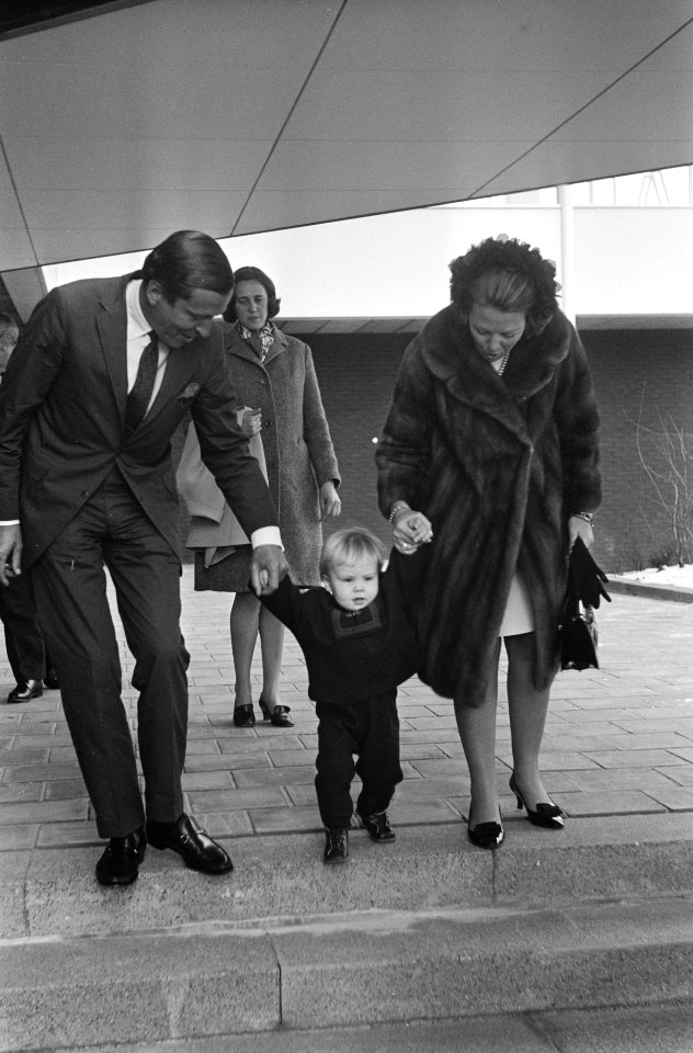 Prinses Beatrix en Prins Claus op Schiphol na hun reis naar Afrika zij werden ve, Bestanddeelnr 922-1066