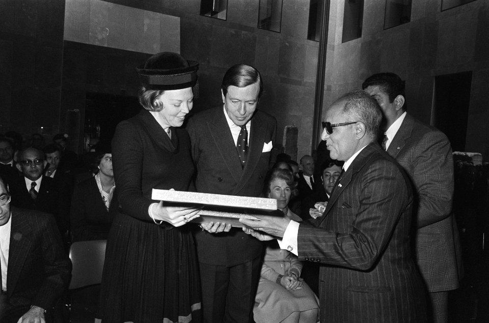 Prinses Beatrix en Prins Claus ontvangen een geschenk, Bestanddeelnr 930-1988