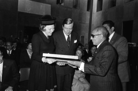 Prinses Beatrix en Prins Claus ontvangen een geschenk, Bestanddeelnr 930-1988