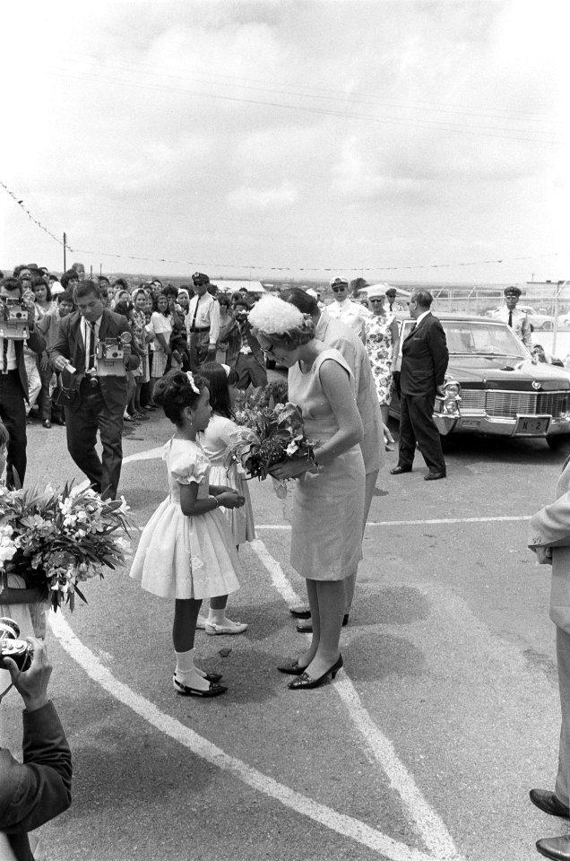 Prinses Beatrix en prins Claus bezoeken Nederlandse Antillen, Imeldahof te Noord, Bestanddeelnr 919-4052