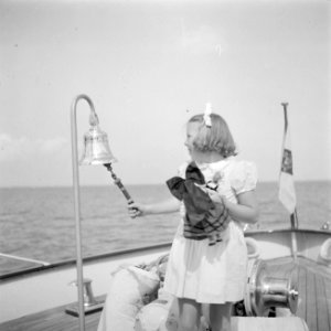 Prinses Beatrix luidt de scheepsbel met een pop in haar hand, Bestanddeelnr 255-7597