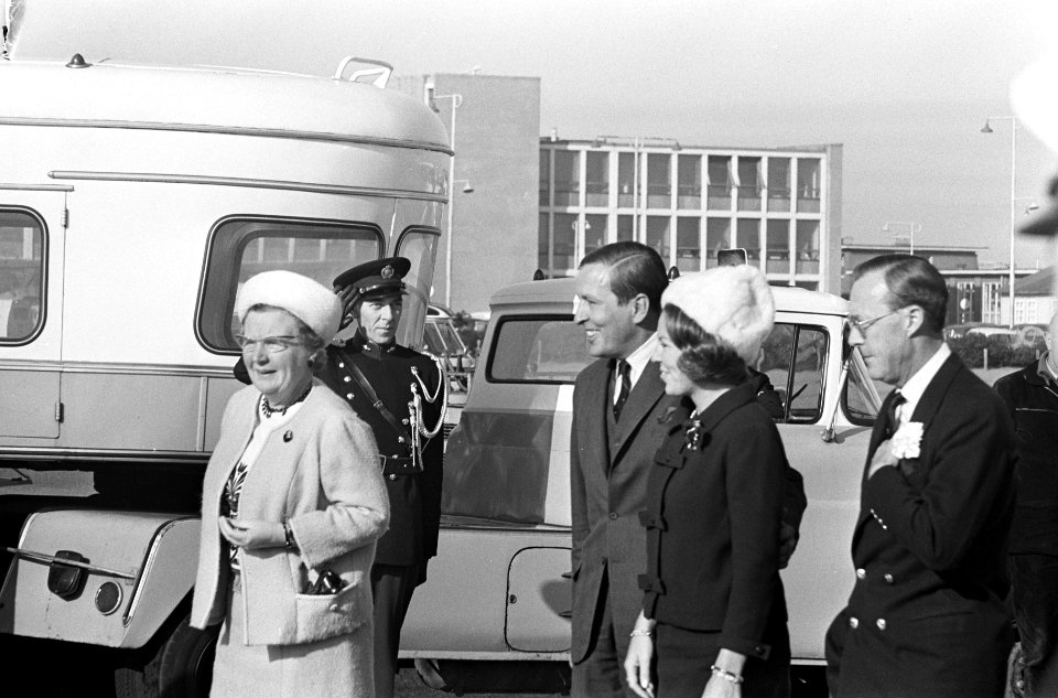 Prinses Beatrix en prins Claus terug van huwelijksreis aankomst en begroeting op, Bestanddeelnr 919-0910