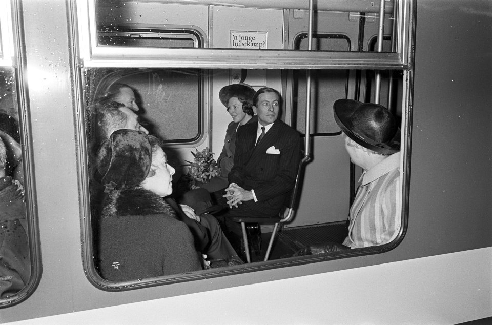 Prinses Beatrix en prins Claus maken eerste rit Rotterdamse metro, Bestanddeelnr 921-0612