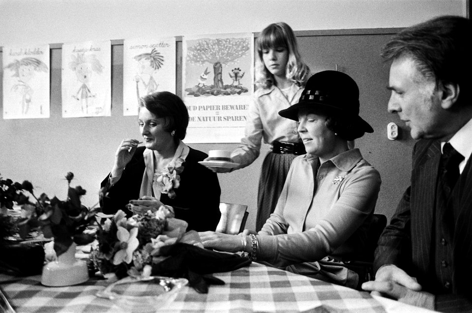 Prinses Beatrix krijgt thee aangeboden op de Elisabeth Wolffschool, Bestanddeelnr 930-2539