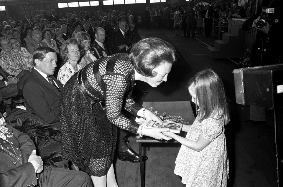 Prinses Beatrix krijgt van Nathalie van Lanschot (kleindochter van de president , Bestanddeelnr 927-9179