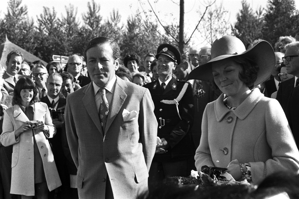 Prinses Beatrix en prins Claus tijdens de rondleiding, Bestanddeelnr 924-5745