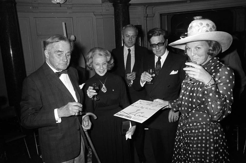 Prinses Beatrix krijgt 1e LP van Albert Vogel met voordrachten uit werk van Loui, Bestanddeelnr 925-8940