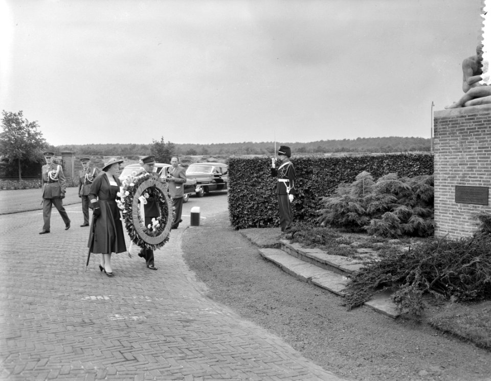Prinses Beatrix legt een krans bij het marechaussee-monument voor de gevallenen , Bestanddeelnr 907-8697