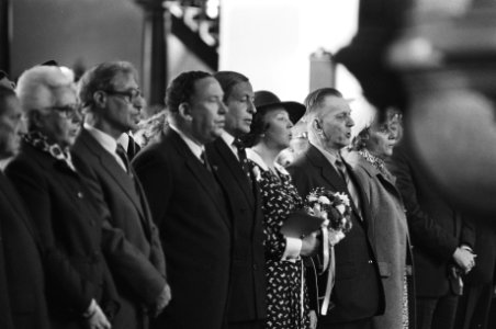 Prinses Beatrix en Prins Claus wonen in Leeuwarden herdenkingsbijeenkomst bij va, Bestanddeelnr 930-7669
