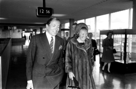 Prinses Beatrix en prins Claus vetrekken (2x) van Schiphol naar New York en verd, Bestanddeelnr 923-4024