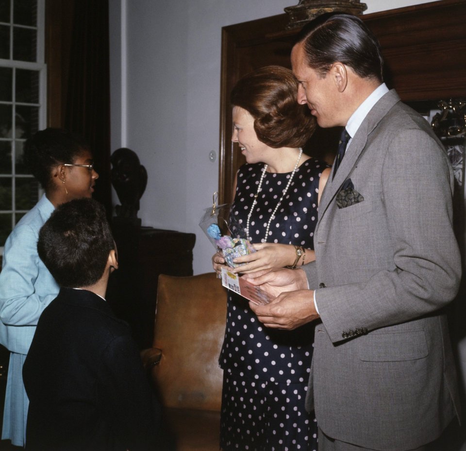 Prinses Beatrix en Prins Claus ontvangen 2 Surinaamse kinderen op Drakensteijn i, Bestanddeelnr 254-8564