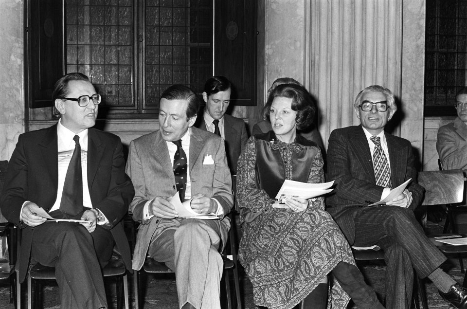 Prinses Beatrix en prins Claus zijn aanwezig bij het symposium in het Paleis op , Bestanddeelnr 930-1630