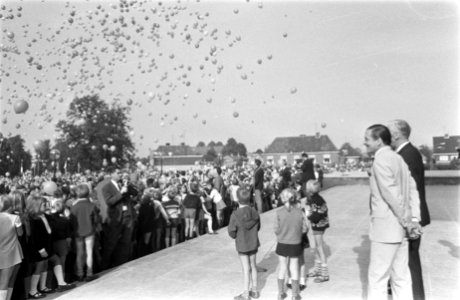 Prins Claus onthult gedenksteen pompstation Doetinchem, het Dr. Van Heek Pompsta, Bestanddeelnr 922-8181