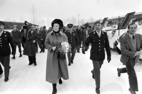 Prinses Beatrix en prins Claus lopen met enige officieren over een besneeuwd pad, Bestanddeelnr 930-1324