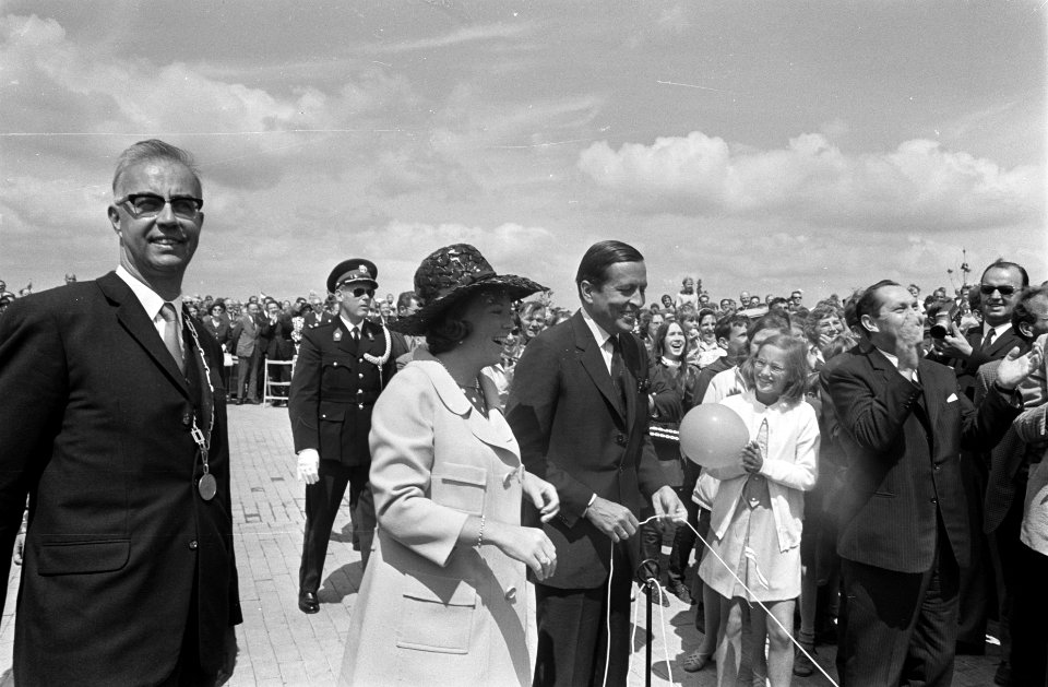 Prinses Beatrix en prins Claus verrichten de openingshandeling door aan een tou, Bestanddeelnr 922-5681