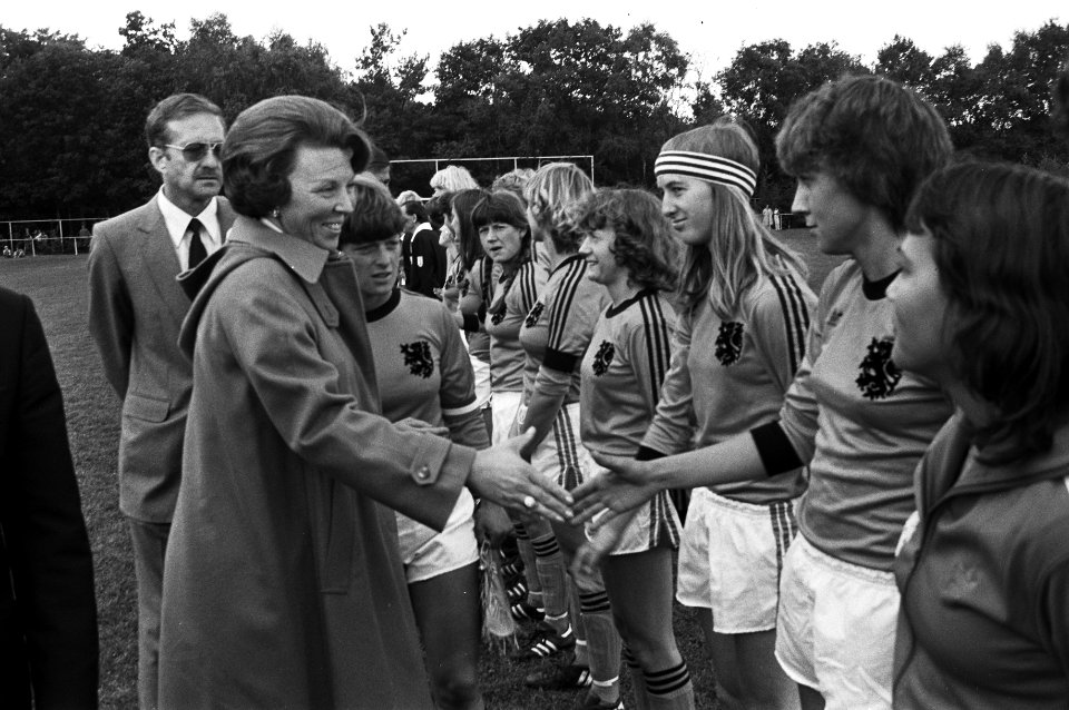 Prinses Beatrix maakt kennis met de deelnemende voetbaljeugd, Bestanddeelnr 930-4436