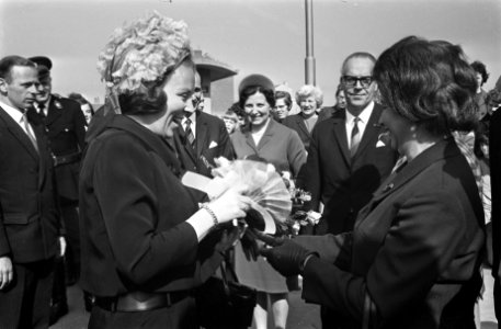 Prinses Beatrix en prins Claus in Dronten bij congres M 68 . Prinses Beatrix kri, Bestanddeelnr 921-2065