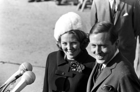 Prinses Beatrix en prins Claus terug van huwelijksreis prinses Beatrix en prins , Bestanddeelnr 919-0904