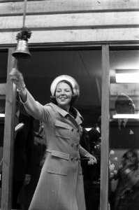 Prinses Beatrix luidt bel om Willem Alexander Manege te openen, Arnhem, Prinses , Bestanddeelnr 925-1060