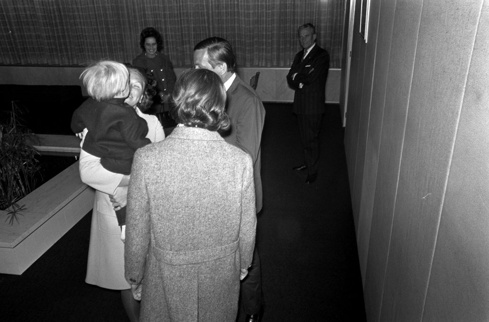 Prinses Beatrix en Prins Claus op Schiphol na hun reis naar Afrika Prinses Beatr, Bestanddeelnr 922-1069