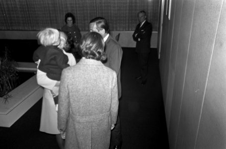 Prinses Beatrix en Prins Claus op Schiphol na hun reis naar Afrika Prinses Beatr, Bestanddeelnr 922-1069