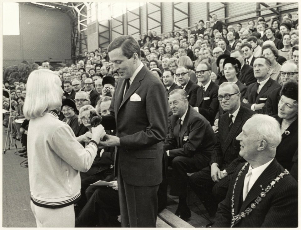 Prins Claus krijgt een beeldje aangeboden tijdens de opening van de Kennemer Sporthal. Rechts burgemeester Cremers. NL-HlmNHA 54011835