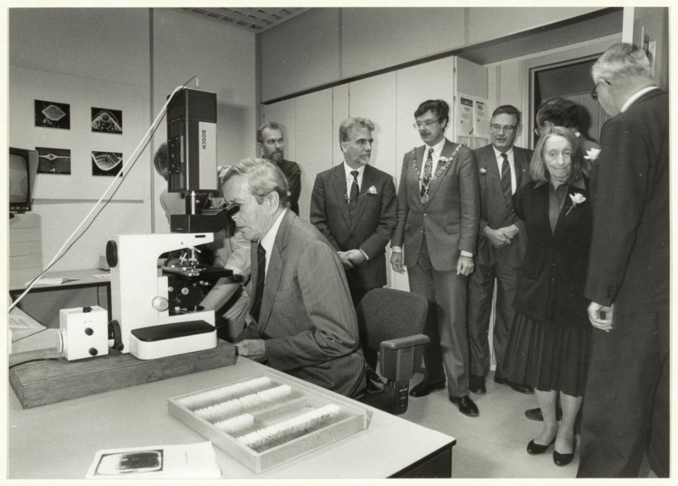 Prins Claus op bezoek tijdens de opening van de Rijks Geologische Dienst. Tweede van links directeur Staudt van de RGD. Daarnaast loco-burgemeester van Haarlem Cornelis Mooij. Rechts naast h, NL-HlmNHA 54031945