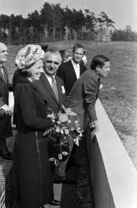 Prinses Beatrix en prins Claus tijdens de rondleiding, Bestanddeelnr 924-5265