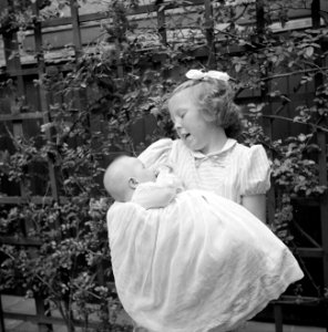 Prinses Beatrix met prinses Christina in haar armen, Bestanddeelnr 255-7440