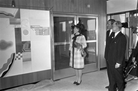 Prinses Beatrix en prins Claus bij opening ESTEC te Noordwijk. Prinses Beatrix onhult een muur met artistieke afbeelding, Bestanddeelnr 921-2241