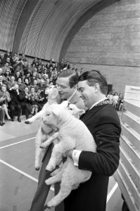Prins Claus opende de sport- en cultuurcentrum De Jager bij Andel, Giessen, Rij, Bestanddeelnr 923-3249