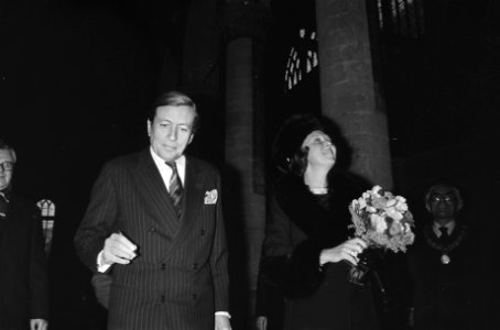Prinses Beatrix en Prins Claus tijdens het tekenen van het gastenboek, Bestanddeelnr 930-1687