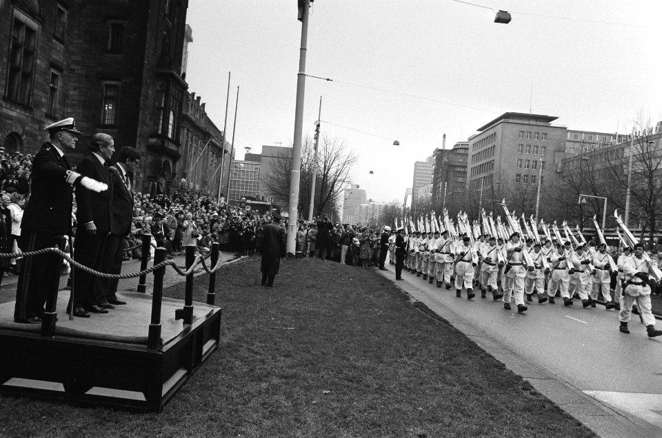 Prins Claus nam in Rotterdam het defile tgv 320-jarig bestaan het Korps Marinier, Bestanddeelnr 933-5122