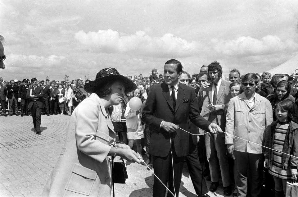 Prinses Beatrix en prins Claus verrichten de openingshandeling door aan een tou, Bestanddeelnr 922-5680