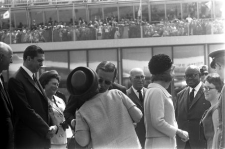 Prinses Beatrix en prins Claus naar de West, prins Claus neemt afscheid van koni, Bestanddeelnr 919-3136