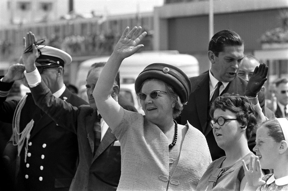 Prinses Beatrix en prins Claus naar de West, nummer 26 en 27 koningin Juliana zw, Bestanddeelnr 919-3145