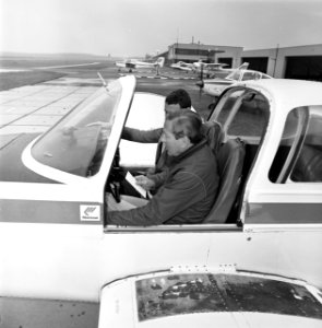 Prins Claus krijgt (8e) vliegles bij Martinair vliegschool in Lelystad, Bestanddeelnr 932-8386