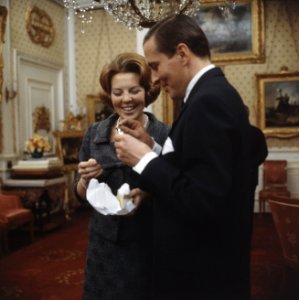 Prinses Beatrix en prins Claus krijgen geschenk aangeboden, Bestanddeelnr 254-7525