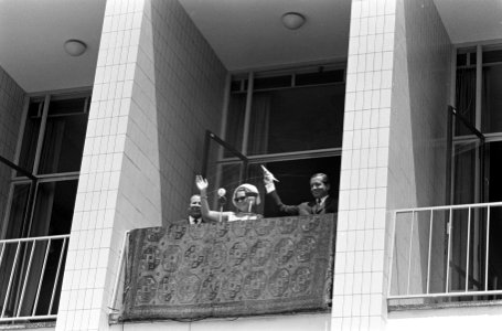 Prinses Beatrix en prins Claus op Nederlandse Antillen het paar op balkon, Bestanddeelnr 919-3902
