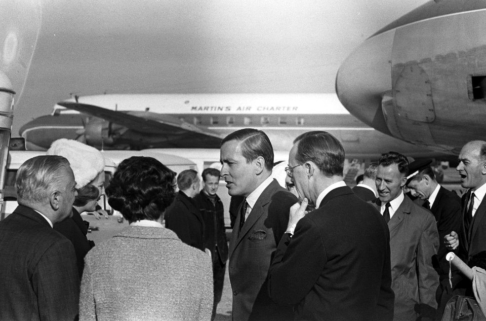 Prinses Beatrix en prins Claus terug van huwelijksreis aankomst en begroeting op, Bestanddeelnr 919-0906
