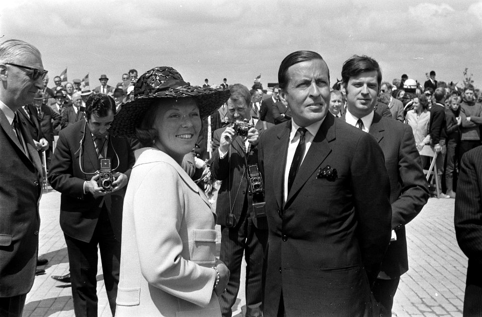 Prinses Beatrix en prins Claus in de volle zon, Bestanddeelnr 922-5686