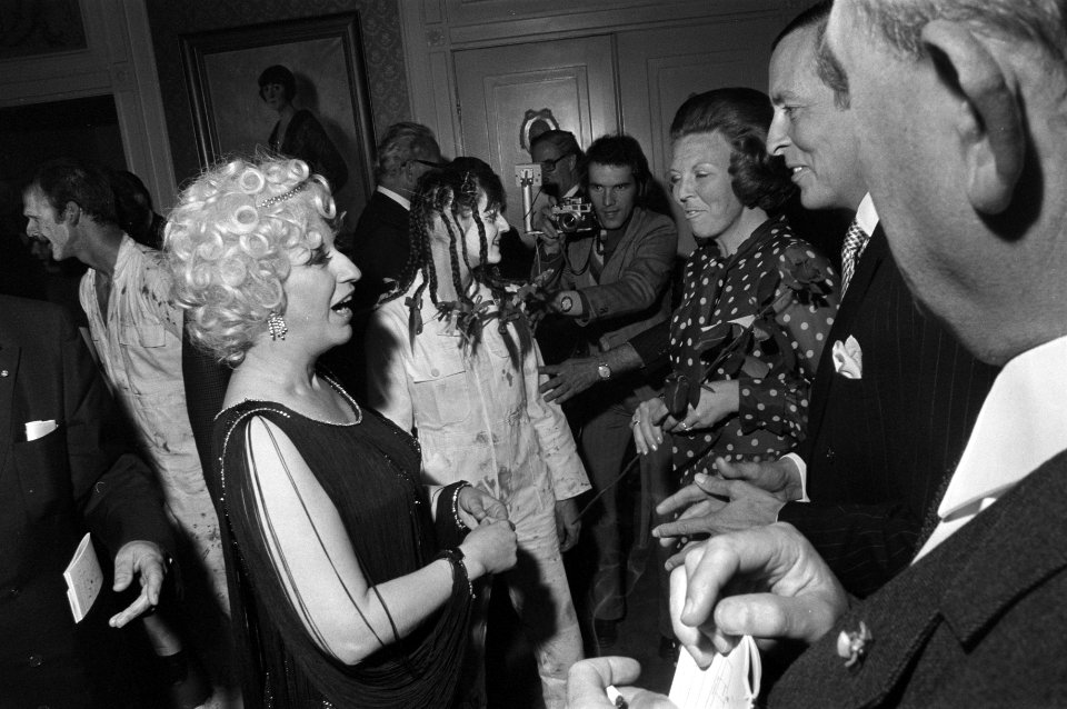 Prinses Beatrix en prins Claus in de Koninklijke Schouwburg in gesprek met leden, Bestanddeelnr 925-6706