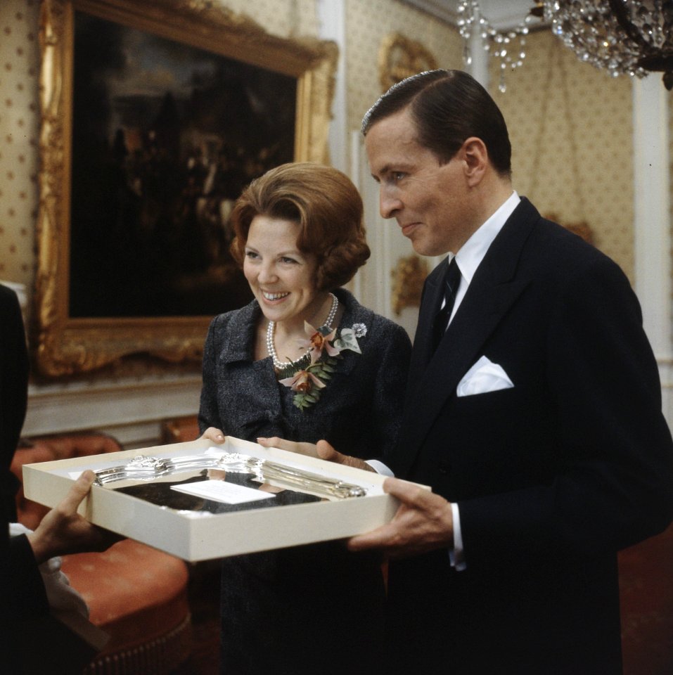 Prinses Beatrix en prins Claus krijgen geschenk aangeboden, Bestanddeelnr 254-7522