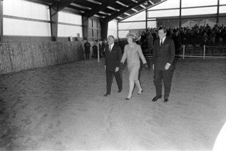 Prinses Beatrix en prins Claus opende Madurodam-manege te Den Haag . Na opening , Bestanddeelnr 920-8992