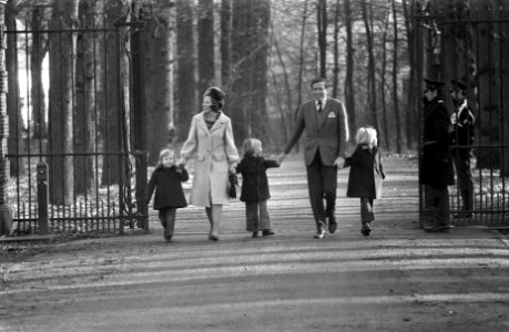 Prinses Beatrix en Prins Claus lopen hand in hand met (van links naar rechts)Wil, Bestanddeelnr 926-9795