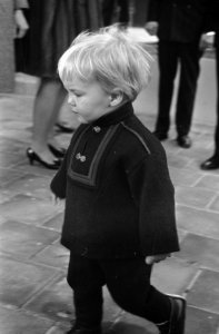 Prinses Beatrix en Prins Claus op Schiphol na hun reis naar Afrika Prins Willem , Bestanddeelnr 922-1068