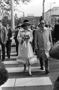 Prinses Beatrix met mr. Ruppert, vice-president van de Raad van State, wandelend, Bestanddeelnr 930-4857